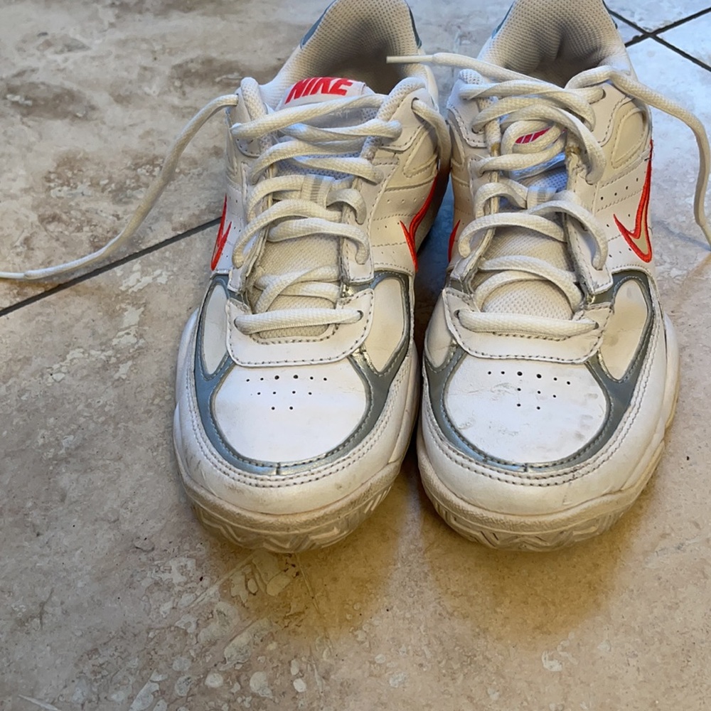 Nike. Size 6.5 color white & Gary - Picture 8 of 9